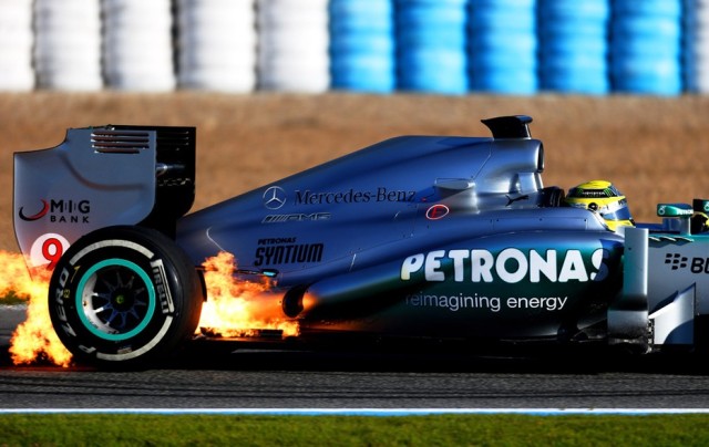 O W04 de Nico Rosberg pegando fogo